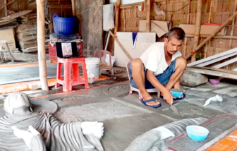 អ្នក​រក្សា​ព្រលឹង​សិប្ប​កម្ម​ប្រ​ពៃ​ណី​តាម​រយៈ​ថ្វៃ​ដៃ​ចម្លាក់​