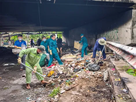 UBND phường Tân An xử lý bãi rác tự phát dưới chân cầu Đầu Sấu