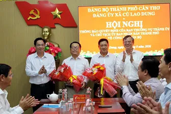 Chủ tịch UBND thành phố Trương Cảnh Tuyên thông báo quyết định về công tác cán bộ tại xã Cù Lao Dung