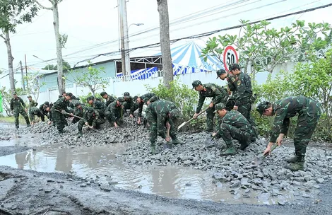 Cán bộ, chiến sĩ đóng góp trên 300 ngày công lao động giúp dân trong Tết Quân Dân năm 2027