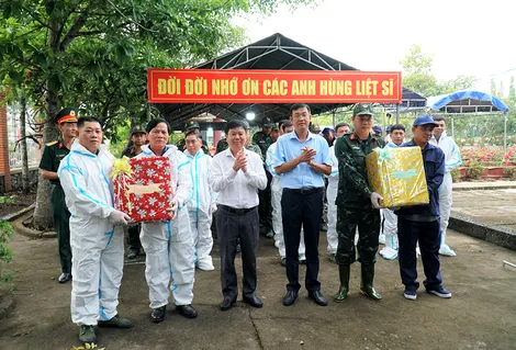 Tiến hành lấy mẫu hài cốt liệt sĩ chưa xác định được danh tính ở Nghĩa trang Liệt sĩ Long Tuyền