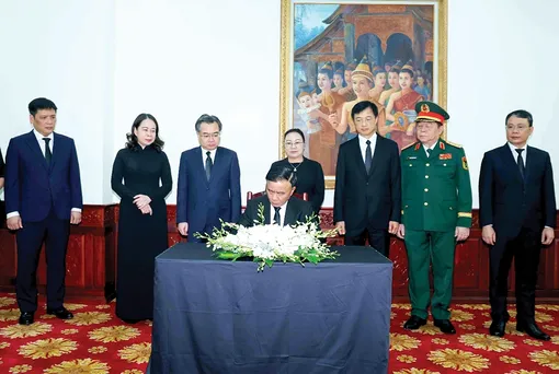 Lãnh đạo Đảng, Nhà nước viếng đồng chí Xaysomphone Phomvihane, 
Ủy viên Bộ Chính trị, Chủ tịch Quốc hội Lào