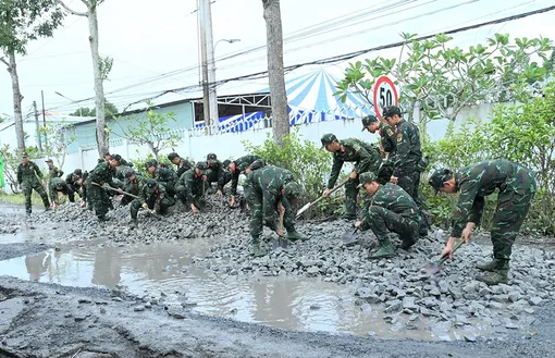Cán bộ, chiến sĩ đóng góp trên 300 ngày công lao động giúp dân trong Tết Quân Dân năm 2027