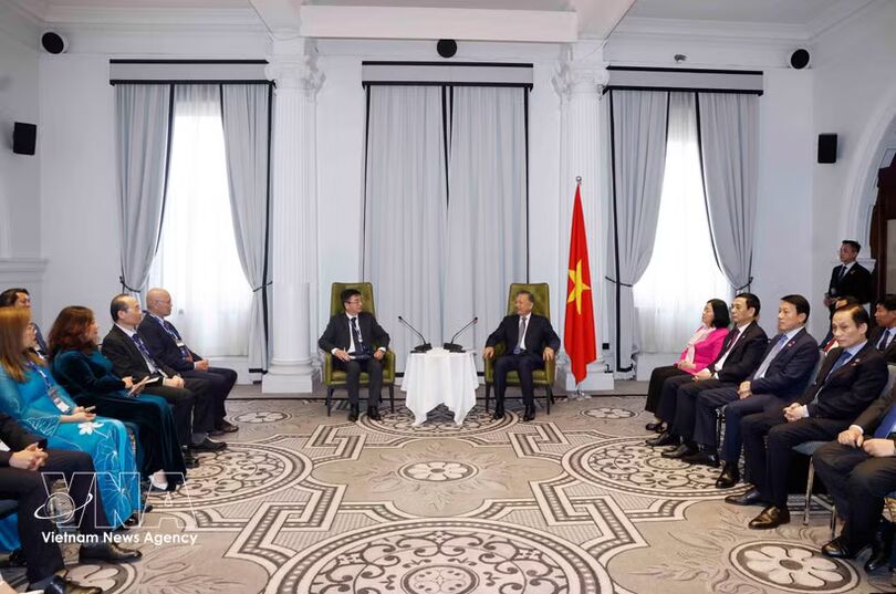 Top leader receives Vietnamese intellectuals, scientists in Australia