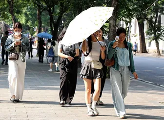 Thời tiết ngày 12/8: Bắc Bộ nắng nóng, chiều tối Nam Bộ và cao nguyên Trung Bộ mưa dông