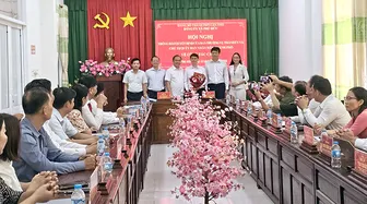 Thường trực UBND TP Cần Thơ trao quyết định công tác cán bộ tại xã Phú Hữu