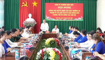 Chủ tịch UBND thành phố trao quyết định về công tác cán bộ tại phường Bình Thủy
