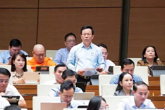 Ông Lê Minh Nam, đại biểu Quốc hội đơn vị TP Cần Thơ, góp ý dự án Luật sửa đổi, bổ sung một số điều của 10 luật có liên quan đến thủ tục hành chính, điều kiện kinh doanh trong lĩnh vực nông nghiệp và môi trường