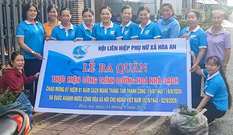 Ra quân thực công trình “Tuyến đường hoa - Nhà sạch”