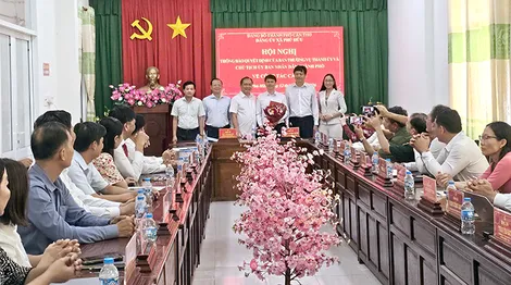 Thường trực UBND TP Cần Thơ trao quyết định công tác cán bộ tại xã Phú Hữu