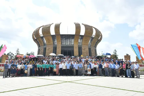 Đoàn đại biểu dự hội nghị bồi dưỡng, tập huấn lý luận chính trị khu vực phía Nam viếng Đền thờ các Vua Hùng TP Cần Thơ