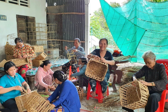 កឹង​ធើ​ឧបត្ថម្ភ​ដី​សង់​ផ្ទះ ដី​ផលិត​ដល់​ជន​ជាតិ​ភាគ​តិច​