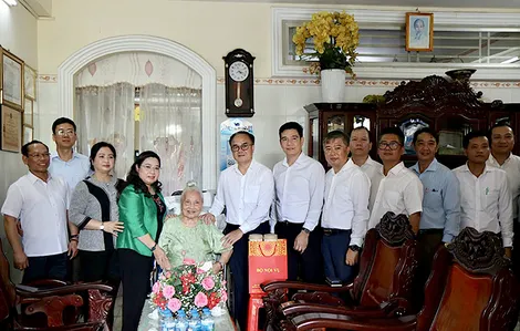 Bộ Nội vụ tri ân người có công với cách mạng, trao xe đạp tặng học sinh khó khăn tại TP Cần Thơ