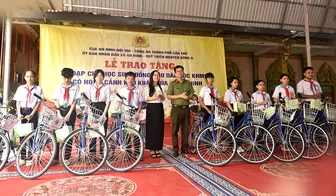 Trao 100 xe đạp và quà tặng học sinh dân tộc Khmer có hoàn cảnh khó khăn tại xã An Ninh