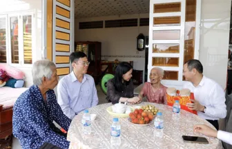 Bộ Nội vụ thăm, tặng quà Mẹ Việt Nam Anh hùng tại TP Cần Thơ