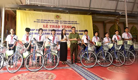 Trao 100 xe đạp và quà tặng học sinh dân tộc Khmer có hoàn cảnh khó khăn tại xã An Ninh