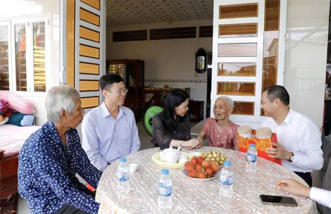 Bộ Nội vụ thăm, tặng quà Mẹ Việt Nam Anh hùng tại TP Cần Thơ