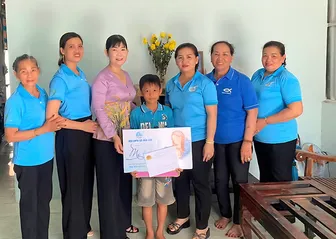 Tiếp sức học sinh vượt khó