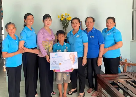 Tiếp sức học sinh vượt khó