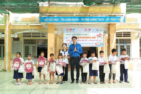 Tuổi trẻ Cần Thơ tiếp bước học sinh đến trường