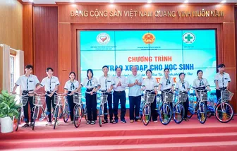 Khám bệnh, cấp thuốc miễn phí, trao nhà, tặng quà người dân và học sinh có hoàn cảnh khó khăn