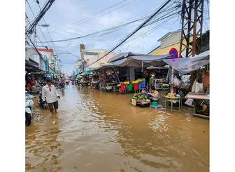 Nước thượng nguồn đổ về, kết hợp triều cường gây ngập vùng trũng thấp