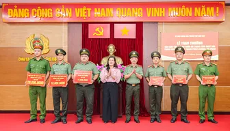 Khen thưởng các tập thể, cá nhân trong triệt phá đường dây sản xuất, tiêu thụ tiền giả