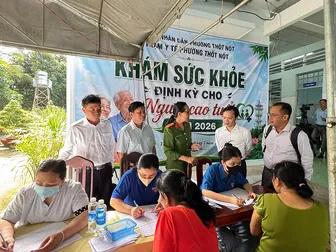 Sở Y tế giám sát khám sức khỏe định kỳ miễn phí cho người dân tại phường Thốt Nốt