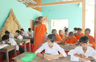 ផ្តើម​ពី​យុទ្ធ​ជន​ក្លាយ​ជា​ព្រះ​សង្ឃ​ខ្នះ​ខ្នែង​ដើម្បី​សហ​គមន៍
