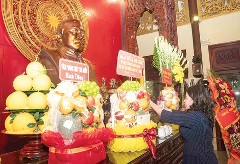 Phó Chủ tịch nước Võ Thị Ánh Xuân dâng hương tưởng nhớ Chủ tịch Tôn Đức Thắng