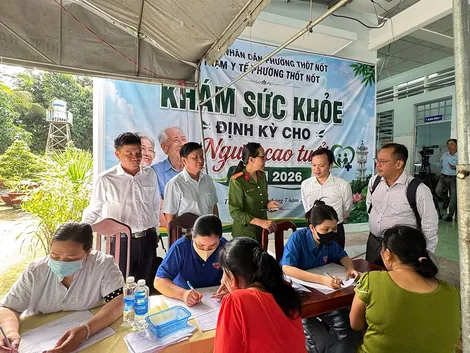 Sở Y tế giám sát khám sức khỏe định kỳ miễn phí cho người dân tại phường Thốt Nốt