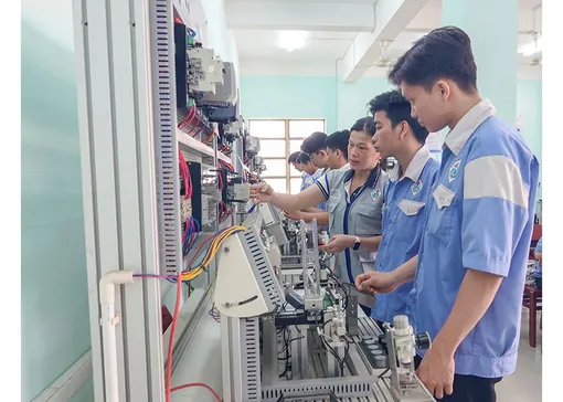 Học theo Bác, tận tụy với nghề