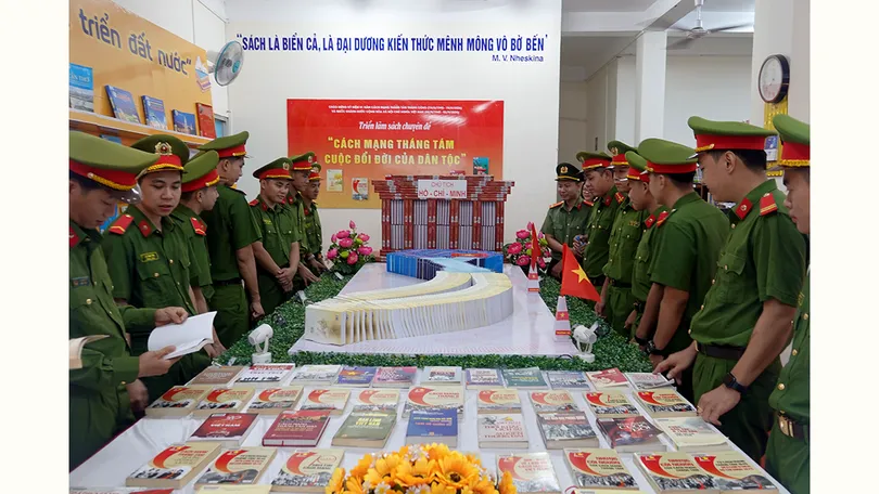 Triển lãm sách chào mừng kỷ niệm 81 năm Cách mạng Tháng Tám và Quốc khánh 2-9