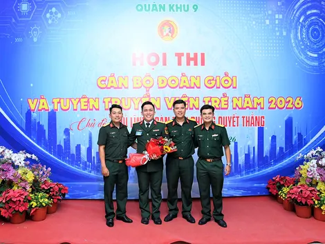 Chính trị viên đại đội gương mẫu