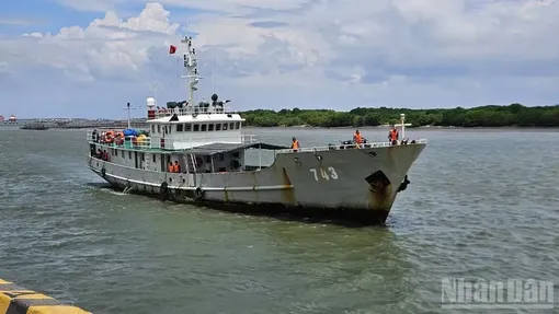 Tàu hải quân đưa ngư dân trôi dạt trên biển 4 ngày về đất liền