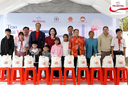 Hưởng ứng chiến dịch 90 ngày đêm khám sức khỏe định kỳ: Prudential cùng Hội Chữ thập đỏ tổ chức khám cho gần 200 phụ nữ và trẻ em vùng cù lao sông Hậu
