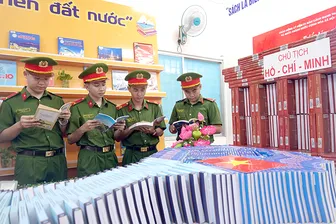 Những trang sách gợi nhớ mùa Thu lịch sử Những trang sách gợi nhớ mùa Thu lịch sử