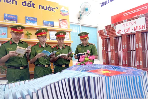 Những trang sách gợi nhớ mùa Thu lịch sử