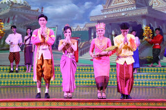 អាវ​បំ​ពង់​វែង​ សម្លៀកបំ​ពាក់​របស់​នា​រី​ខ្មែរ​បុរាណ​