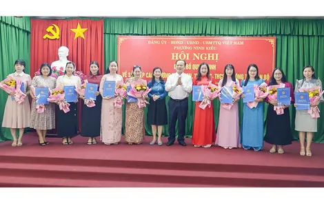 Công bố sáp nhập các cơ sở giáo dục công lập và quyết định về công tác cán bộ