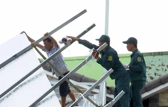 Lốc xoáy làm 25 căn nhà bị tốc mái