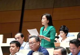 Bà Triệu Thị Ngọc Diễm, đại biểu Quốc hội đơn vị TP Cần Thơ, góp ý định hướng chính sách sửa đổi Luật Đất đai năm 2024