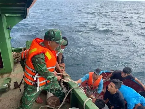 Ứng cứu kịp thời 12 ngư dân trên tàu cá bị phá nước