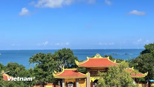 Vẻ đẹp kỳ vĩ "tựa sơn hướng hải" của ngôi chùa lớn nhất Phú Quốc