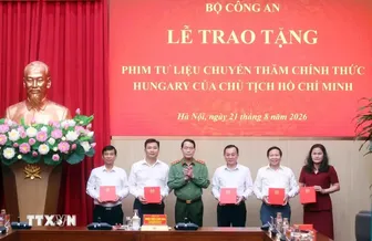Bộ Công an trao tặng phim tư liệu quý về Chủ tịch Hồ Chí Minh