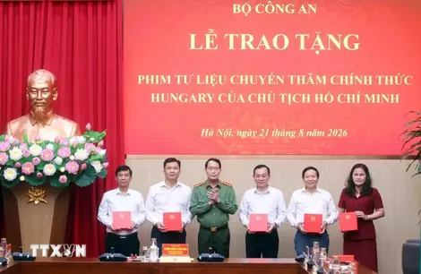 Bộ Công an trao tặng phim tư liệu quý về Chủ tịch Hồ Chí Minh