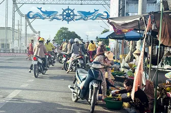 Nguy hiểm chợ ven đường ở Trần Đề