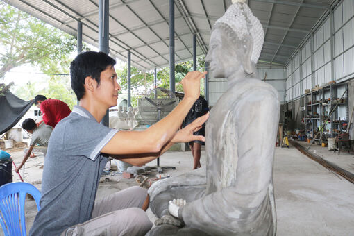 ថា​ច់ហ្វិញ​ឡុក​ – សិប្ប​ករ​វ័យ​ក្មេង​សម្បូរ​ទេព​កោស​ល្យ