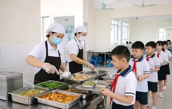 នា​យក​រដ្ឋ​មន្ត្រី​ ចង្អុល​ការ​ត្រូវ​ប្រ​កាស​ជា​ចំ​ហ​ ក្បាក់​អា​ហារ​របស់​សិស្ស​ ចាត់​វិធាន​ការ​យ៉ាង​ម៉ឺង​ម៉ាត់​ចំ​ពោះ​អំ​ពើ​ “កិប​កេង​”