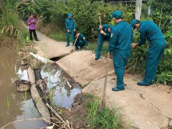 Sạt lở làm sụp đường giao thông nông thôn tại xã Nhơn Mỹ